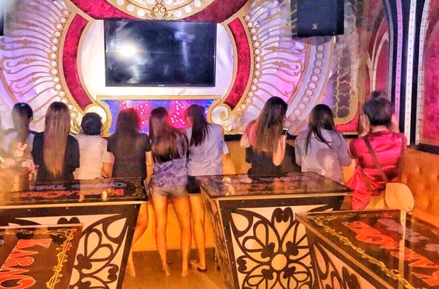 Có trừ được karaoke kích dục, bán dâm khi buộc tiếp viên đeo bảng tên? Co tru duoc karaoke kich duc, ban dam khi buoc tiep vien deo bang ten?