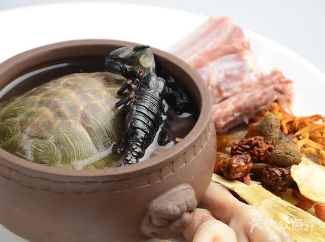 Món ăn kinh dị: Canh bọ cạp nguyên con nhìn phát hoảng - Hình 2 Mon an kinh di: Canh bo cap nguyen con nhin phat hoang-Hinh-2