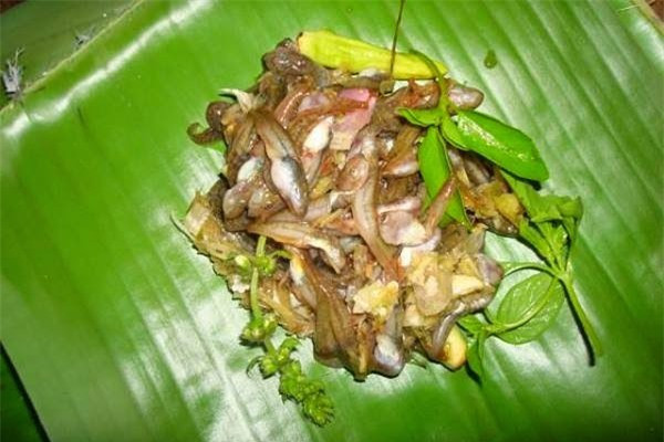 Món ăn kinh dị của Thái Lan - nòng nọc hấp lá chuối - Hình 8 Mon an kinh di cua Thai Lan - nong noc hap la chuoi-Hinh-8