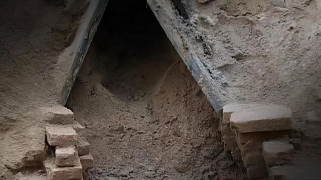 Bi an danh tinh chu nhan mo co voi kho bau day vang va hop so di dang-Hinh-10