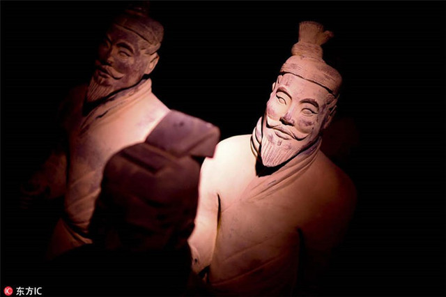 Hé lộ lý do Tần Thủy Hoàng cho làm đội quân đất nung giống người thật - Hình 4 He lo ly do Tan Thuy Hoang cho lam doi quan dat nung giong nguoi that-Hinh-4