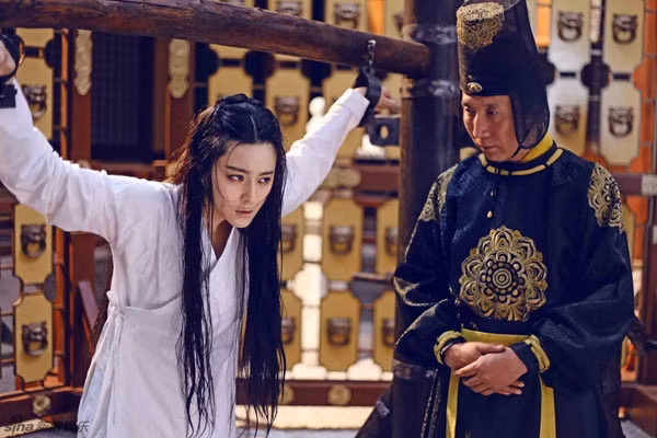 Bat ngo ly do nu pham nhan xua phai coi ao ngoai truoc khi chet-Hinh-9