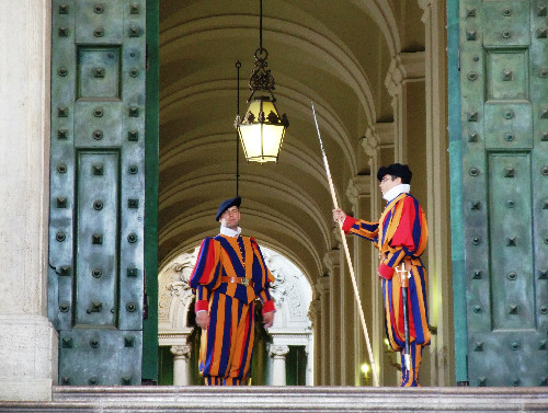 Bí ẩn thú vị về quốc gia 'tí hon' Vatican - Hình 9 Bi an thu vi ve quoc gia 'ti hon' Vatican-Hinh-9