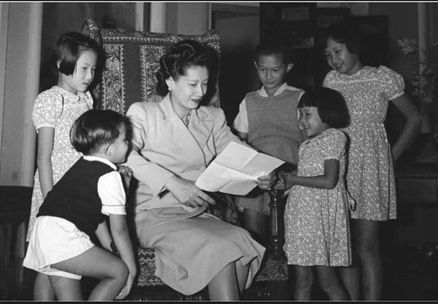 Màn 'đánh ghen' 66 chữ đầy kiêu hãnh của Nam Phương Hoàng hậu - Hình 12 Man 'danh ghen' 66 chu day kieu hanh cua Nam Phuong Hoang hau-Hinh-12
