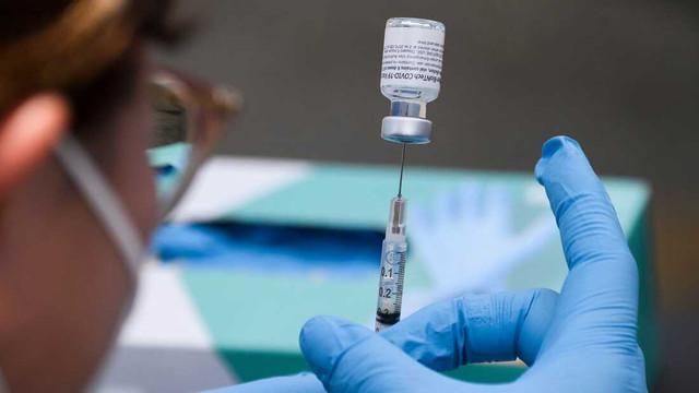 Các chuyên gia y tế: Vaccine COVID-19 đang hiệu quả, chưa cần tiêm liều tăng cường Cac chuyen gia y te: Vaccine COVID-19 dang hieu qua, chua can tiem lieu tang cuong