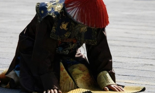 Vì sao quan viên nhà Thanh luôn hất ống tay áo khi hành lễ? - Hình 8 Vi sao quan vien nha Thanh luon hat ong tay ao khi hanh le?-Hinh-8