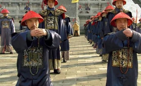 Vì sao quan viên nhà Thanh luôn hất ống tay áo khi hành lễ? - Hình 5 Vi sao quan vien nha Thanh luon hat ong tay ao khi hanh le?-Hinh-5