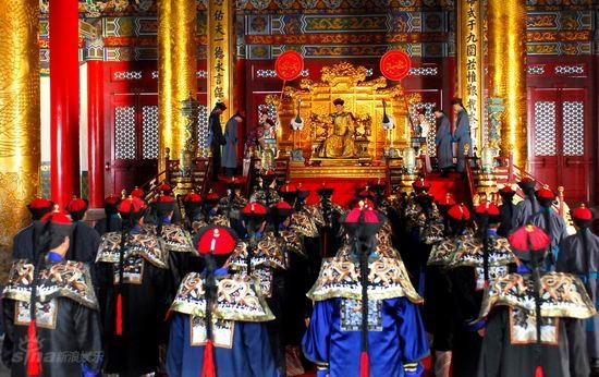 Vì sao quan viên nhà Thanh luôn hất ống tay áo khi hành lễ? - Hình 7 Vi sao quan vien nha Thanh luon hat ong tay ao khi hanh le?-Hinh-7