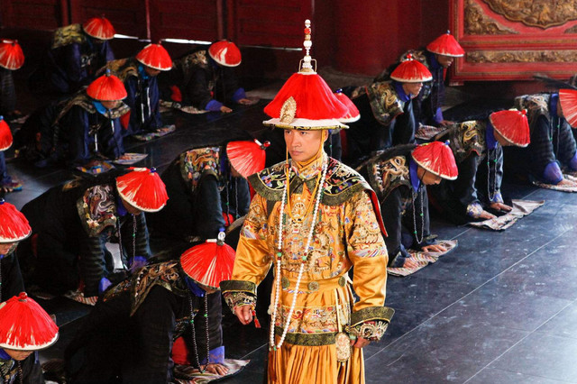 Vì sao quan viên nhà Thanh luôn hất ống tay áo khi hành lễ? - Hình 2 Vi sao quan vien nha Thanh luon hat ong tay ao khi hanh le?-Hinh-2