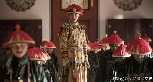 Vì sao quan viên nhà Thanh luôn hất ống tay áo khi hành lễ? - Hình 4 Vi sao quan vien nha Thanh luon hat ong tay ao khi hanh le?-Hinh-4