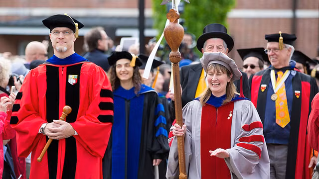 Quyen truong trong le tot nghiep o phuong Tay co y nghia gi?