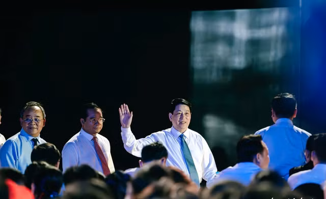 Lanh dao Dang, Nha nuoc du Cau truyen hinh “Vang mai khuc khai hoan”