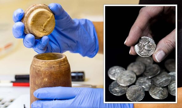 Ai Cập phát hiện kho báu tiền xu cổ hé lộ nhiều bất ngờ - Hình 9 Ai Cap phat hien kho bau tien xu co he lo nhieu bat ngo-Hinh-9