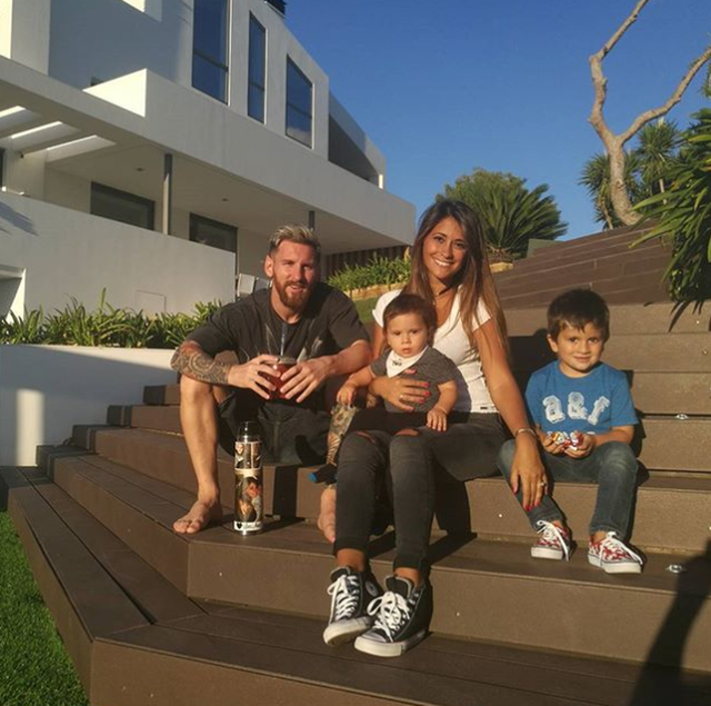 Vì sao không máy bay nào được bay qua nhà của Lionel Messi? - Hình 4 Vi sao khong may bay nao duoc bay qua nha cua Lionel Messi?-Hinh-4