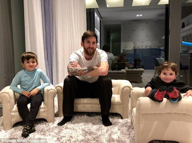 Vì sao không máy bay nào được bay qua nhà của Lionel Messi? - Hình 6 Vi sao khong may bay nao duoc bay qua nha cua Lionel Messi?-Hinh-6