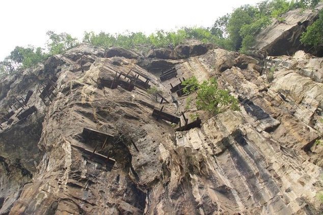 Lạ lùng những quan tài lơ lửng trên vách đá - Hình 2 La lung nhung quan tai lo lung tren vach da-Hinh-2