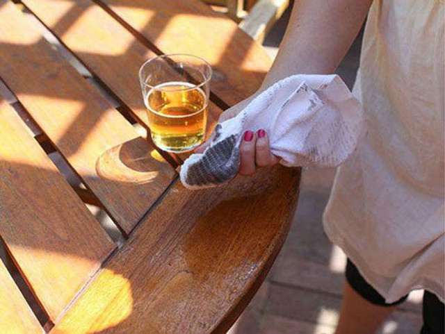 Đổ bia vào bồn cầu có tác dụng kinh ngạc Do bia vao bon cau co tac dung kinh ngac