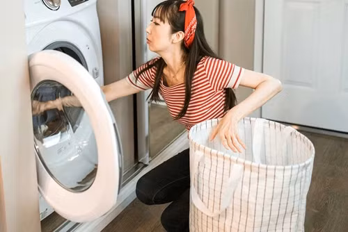 Cho tay vao may giat lay do khi chua tat nguon dien, co gai tre mat mang