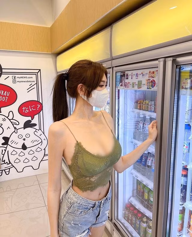 Hot girl khoe body van nguoi me khi nau an-Hinh-4