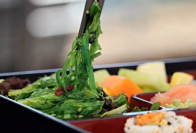 Nu dau bep gap qua dang khi bo phan vao do an cua hieu truong