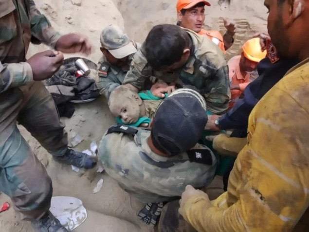 Điểm lại những vụ giải cứu trẻ em rơi xuống giếng sâu trên thế giới - Hình 11 Diem lai nhung vu giai cuu tre em roi xuong gieng sau tren the gioi-Hinh-11