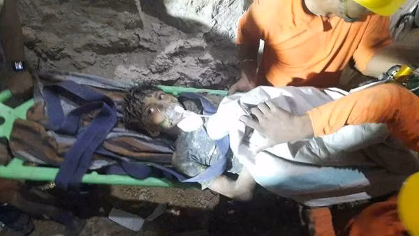 Diem lai nhung vu giai cuu tre em roi xuong gieng sau tren the gioi-Hinh-5