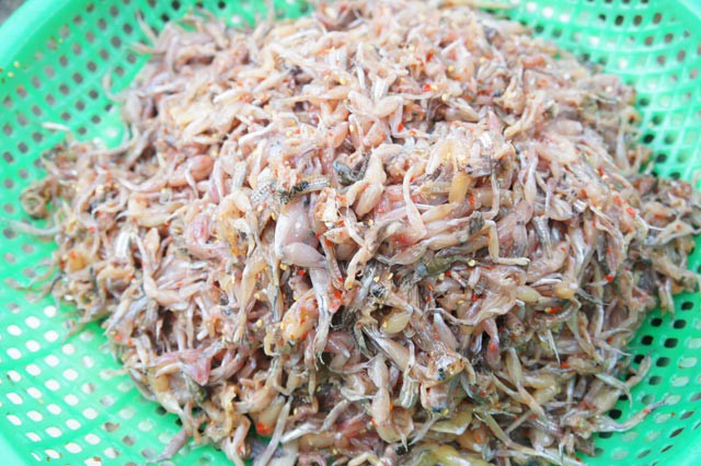 Thú vị các công đoạn làm món “vũ nữ chân dài” miền Tây - Hình 3 Thu vi cac cong doan lam mon “vu nu chan dai” mien Tay-Hinh-3