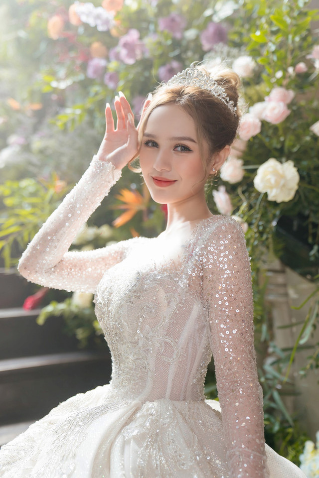 Chi tiết 3 váy cưới nửa tỷ của vợ streamer giàu nhất Việt Nam - Hình 7 Chi tiet 3 vay cuoi nua ty cua vo streamer giau nhat Viet Nam-Hinh-7
