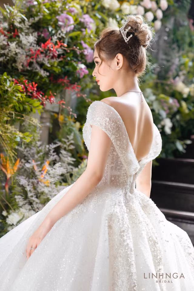 Chi tiet 3 vay cuoi nua ty cua vo streamer giau nhat Viet Nam-Hinh-4