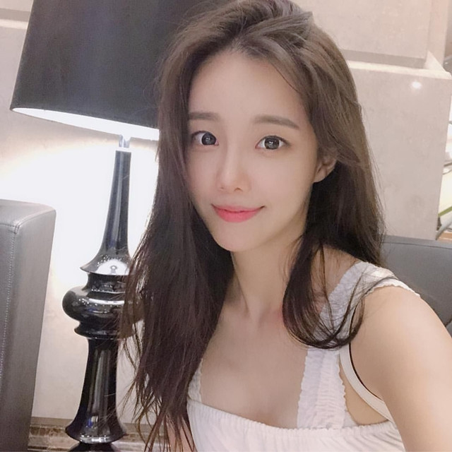 Vẻ nóng bỏng của nữ tiếp viên Hàn Quốc bỏ việc - Hình 9 Ve nong bong cua nu tiep vien Han Quoc bo viec-Hinh-9
