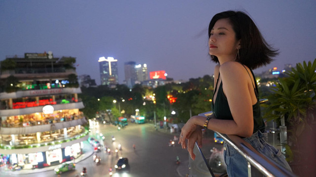 Gu thời trang gợi cảm của nữ chính “Hồ sơ cá sấu” - Hình 2 Gu thoi trang goi cam cua nu chinh “Ho so ca sau”-Hinh-2