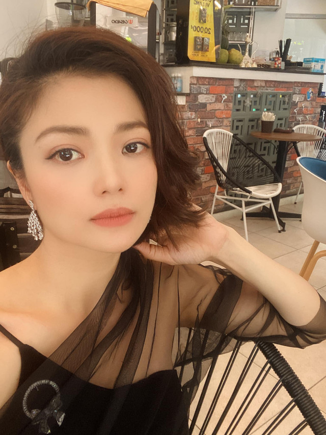 Gu thời trang gợi cảm của nữ chính “Hồ sơ cá sấu” - Hình 9 Gu thoi trang goi cam cua nu chinh “Ho so ca sau”-Hinh-9