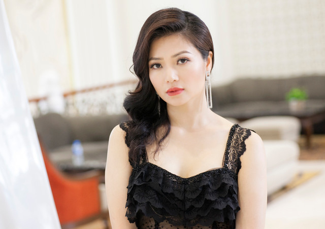 Gu thời trang gợi cảm của nữ chính “Hồ sơ cá sấu” - Hình 3 Gu thoi trang goi cam cua nu chinh “Ho so ca sau”-Hinh-3