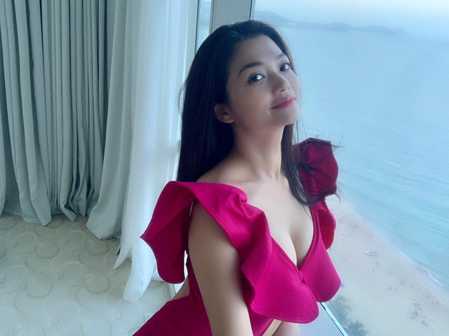 Gu thời trang gợi cảm của nữ chính “Hồ sơ cá sấu” - Hình 7 Gu thoi trang goi cam cua nu chinh “Ho so ca sau”-Hinh-7