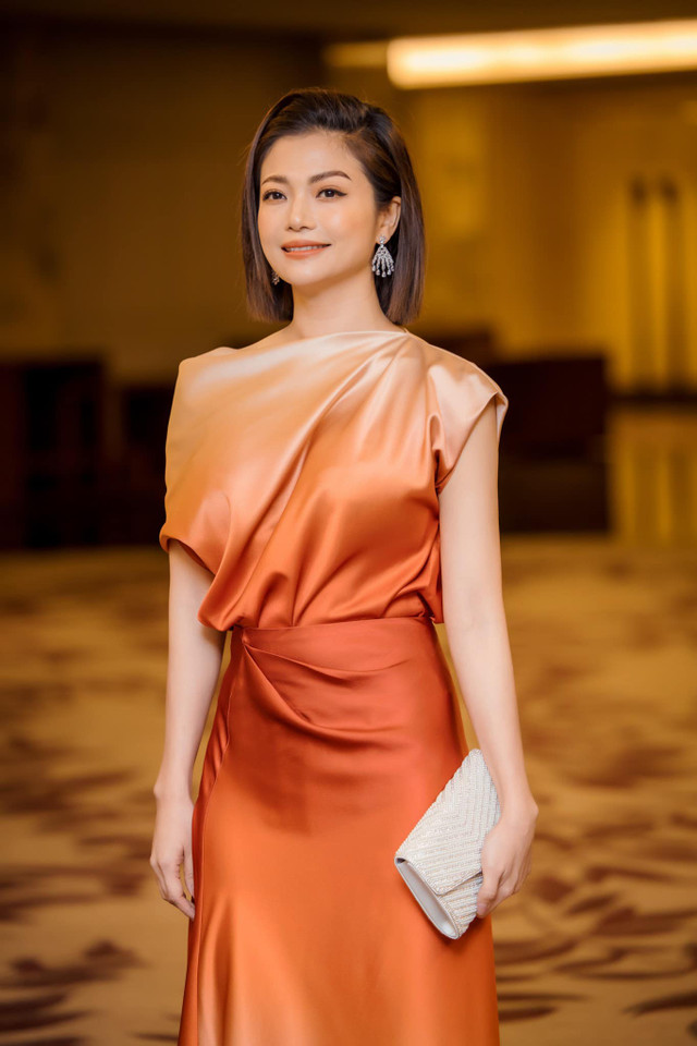 Gu thời trang gợi cảm của nữ chính “Hồ sơ cá sấu” - Hình 5 Gu thoi trang goi cam cua nu chinh “Ho so ca sau”-Hinh-5