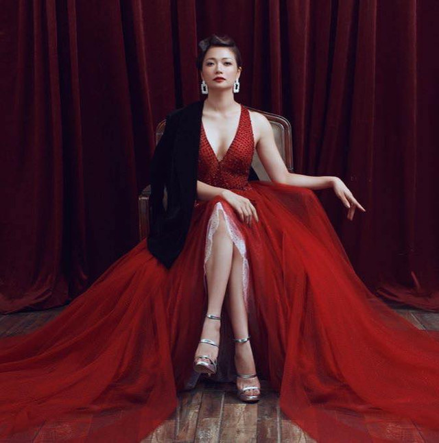 Gu thời trang gợi cảm của nữ chính “Hồ sơ cá sấu” - Hình 4 Gu thoi trang goi cam cua nu chinh “Ho so ca sau”-Hinh-4