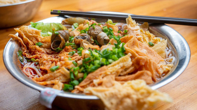 Phở ốc hút khách ở Trung Quốc được ví như 'vũ khí sinh học' có gì đặc biệt? Pho oc hut khach o Trung Quoc duoc vi nhu 'vu khi sinh hoc' co gi dac biet?