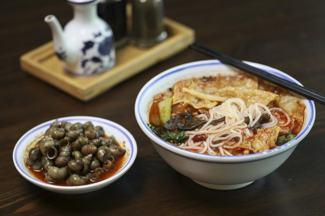 Phở ốc hút khách ở Trung Quốc được ví như 'vũ khí sinh học' có gì đặc biệt? - Hình 6 Pho oc hut khach o Trung Quoc duoc vi nhu 'vu khi sinh hoc' co gi dac biet?-Hinh-6