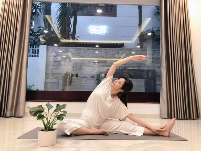 Can canh sao Viet bau to vuot mat van cham tap yoga-Hinh-2
