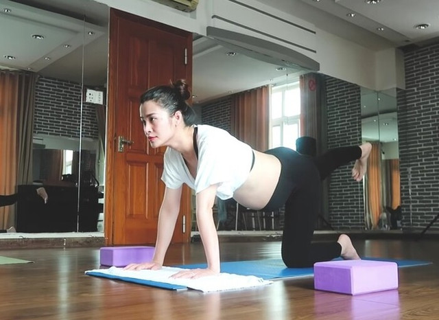 Cận cảnh sao Việt bầu to vượt mặt vẫn chăm tập yoga - Hình 3 Can canh sao Viet bau to vuot mat van cham tap yoga-Hinh-3