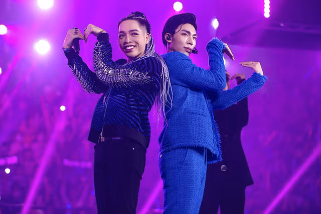 Đức Phúc lại gây sốc với kiểu tóc độc lạ - Hình 2 Duc Phuc lai gay soc voi kieu toc doc la-Hinh-2