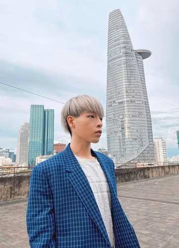 Đức Phúc lại gây sốc với kiểu tóc độc lạ - Hình 7 Duc Phuc lai gay soc voi kieu toc doc la-Hinh-7