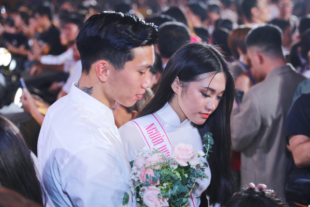Những lần Đoàn Văn Hậu mặc trang phục màu trắng khiến chị em phát cuồng - Hình 3 Nhung lan Doan Van Hau mac trang phuc mau trang khien chi em phat cuong-Hinh-3