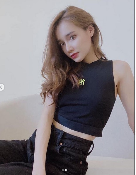 Nhã Phương liên tục diện trang phục lộ thân hình 'cò hương' - Hình 7 Nha Phuong lien tuc dien trang phuc lo than hinh 'co huong'-Hinh-7