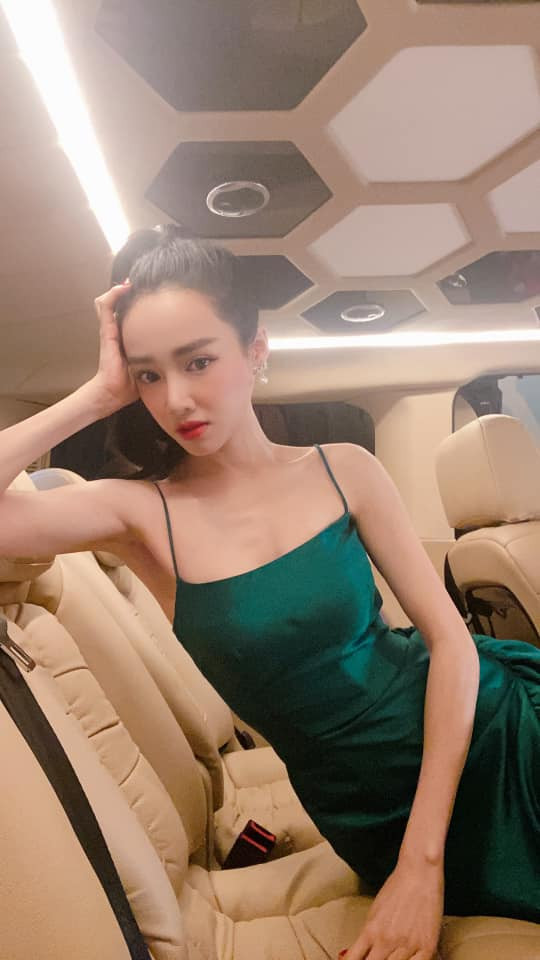 Nhã Phương liên tục diện trang phục lộ thân hình 'cò hương' - Hình 9 Nha Phuong lien tuc dien trang phuc lo than hinh 'co huong'-Hinh-9