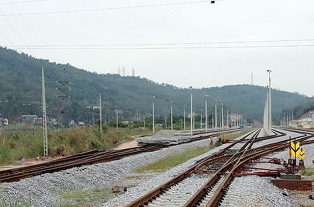 Dự án đường sắt Yên Viên - Hạ Long chậm 17 năm: Người dân trong phạm vi dự án lao đao Du an duong sat Yen Vien - Ha Long cham 17 nam: Nguoi dan trong pham vi du an lao dao