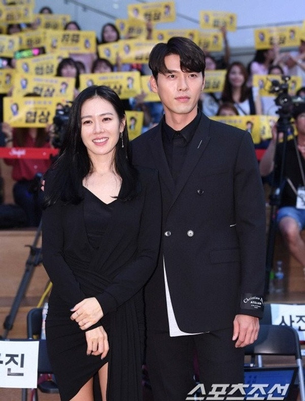 Những lần Hyun Bin và Son Ye Jin diện trang phục đồng điệu - Hình 2 Nhung lan Hyun Bin va Son Ye Jin dien trang phuc dong dieu-Hinh-2