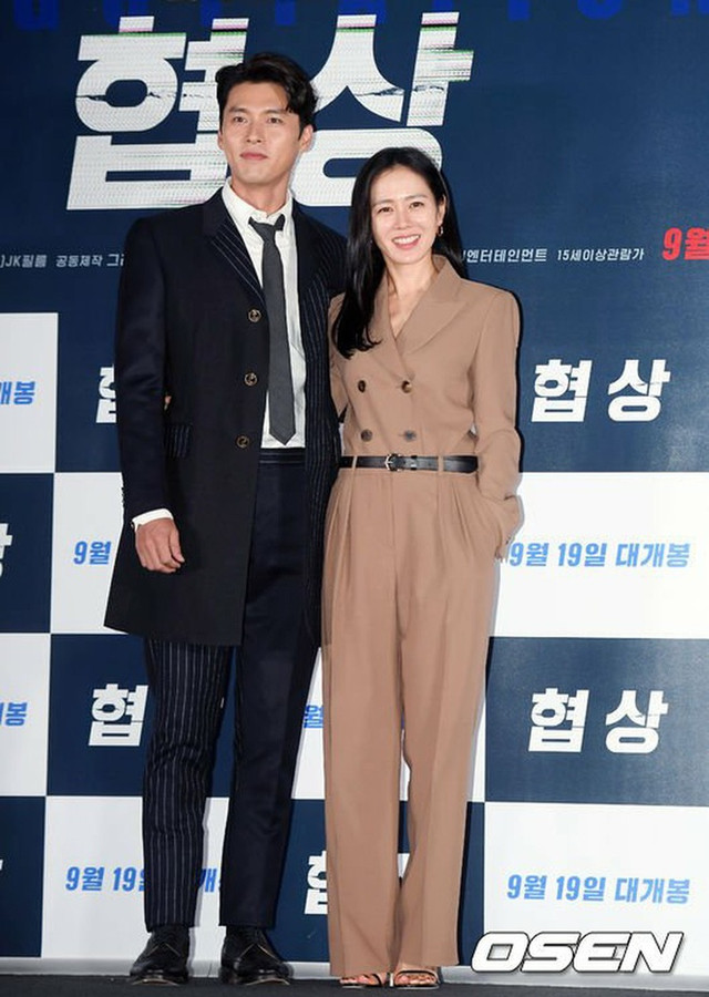 Những lần Hyun Bin và Son Ye Jin diện trang phục đồng điệu - Hình 6 Nhung lan Hyun Bin va Son Ye Jin dien trang phuc dong dieu-Hinh-6