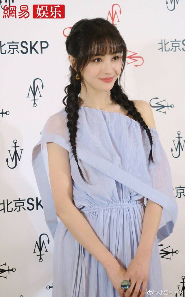 Ngắm gu thời trang trẻ trung như gái đôi mươi của Trịnh Sảng - Hình 7 Ngam gu thoi trang tre trung nhu gai doi muoi cua Trinh Sang-Hinh-7