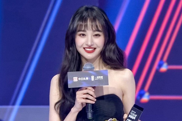 Ngắm gu thời trang trẻ trung như gái đôi mươi của Trịnh Sảng Ngam gu thoi trang tre trung nhu gai doi muoi cua Trinh Sang